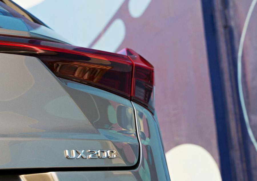 Детали экстерьера Lexus UX200 F-Sport 2018 года  (NA) (фото 18 из 40)